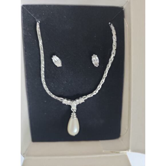 Avon Pearlesque/CZ Tear Drop necklace and earrings Silver Tone Gift Set Box /16 - Picture 3 of 6